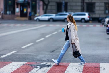 Ukraynalı Kyiv 'de insanlar cadde boyunca yürüyorlar. Kadın sabah işe gider..