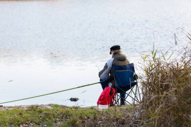 Sonbahar akşamı gölde huzurlu bir balık avı..