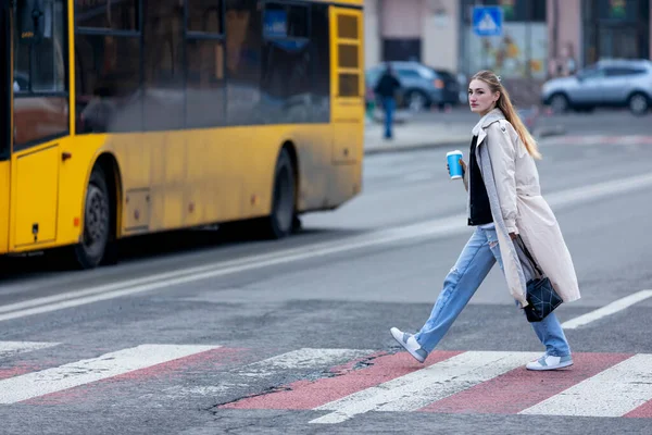 Ludzie Spacerują Ulicą Kijowie Ukrainy Kobieta Idzie Rano Pracy — Zdjęcie stockowe