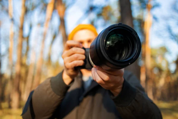 年轻的摄影师在森林里拍照 拥有大型专业相机的摄影师 — 图库照片