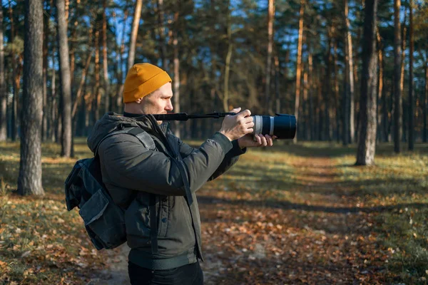 Junge Fotografin Beim Fotografieren Wald Fotograf Mit Großer Professioneller Kamera — Stockfoto