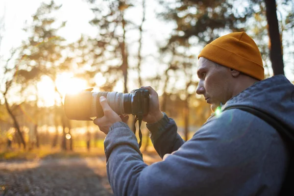 Young Photographer Taking Photo Forest Photographer Big Professional Camera — Stock Photo, Image