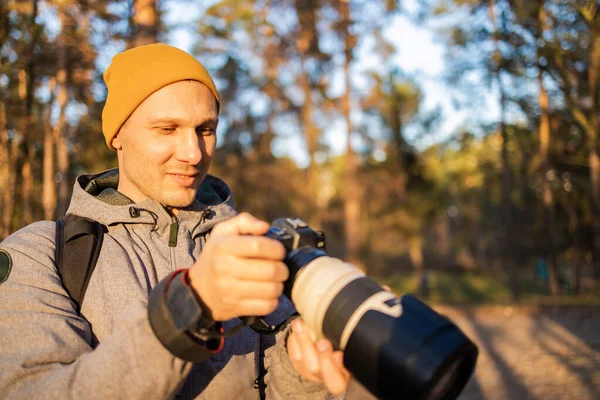 Jeune Photographe Prenant Des Photos Dans Forêt Photographe Avec Grand — Photo