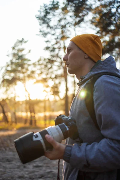 Jeune Photographe Prenant Des Photos Dans Forêt Photographe Avec Grand — Photo
