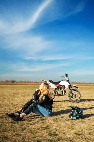 Menina Loira Atraente Motocross Motociclista Mulher Desportiva Motobike Campo Estrada — Fotografia de Stock