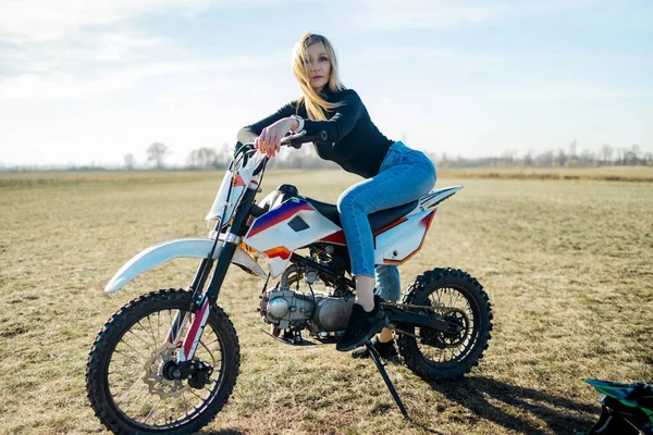 モトクロスの魅力的なブロンドの女の子 元バイクのスポーツ女子バイカー 田舎道田舎道 女性のバイク乗り バイク乗りは世界中を旅し 少女は休み 自由生活 — ストック写真