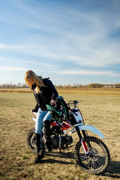 Atrakcyjna Blondynka Motocross Sportowa Motocyklistka Motobike Wieś Wiejska Droga Zachód — Zdjęcie stockowe