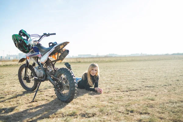 Menina Loira Atraente Motocross Motociclista Mulher Desportiva Motobike Campo Estrada — Fotografia de Stock