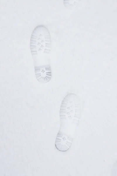 在新雪中俯瞰脚印 雪地上的鞋子印 — 图库照片