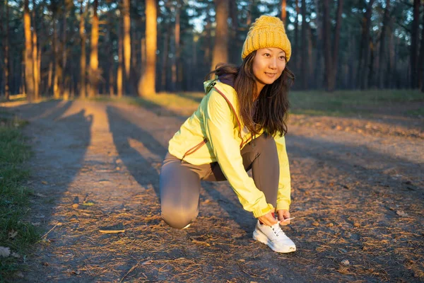 Кроссовки Бегуньи Азиатки Завязывают Шнурки Осенней Пробежки Лесном Парке Бегун — стоковое фото