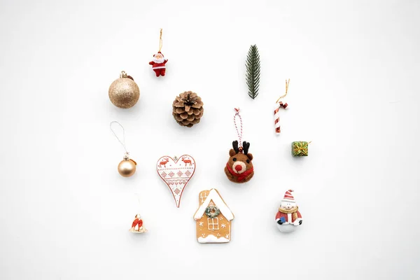 クリスマスの構図 クリスマスの贈り物 松の枝 白い背景のおもちゃ アパートの上からの眺め — ストック写真