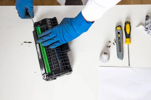 修理激光墨盒的手 工作台上的工人激光打印机 — 图库照片