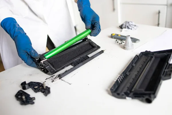 Reparador Serviço Ele Aponta Dedo Para Problema Impressora Laser Trabalhador — Fotografia de Stock