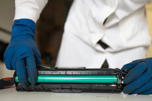 Mãos Reparar Cartucho Toner Laser Trabalhador Impressora Laser Uma Bancada — Fotografia de Stock