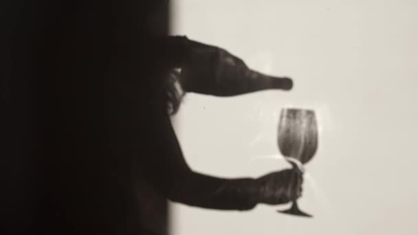 Person Shadow Holding Wine Glass White Wall Shadow Woman Pouring — Vídeo de stock