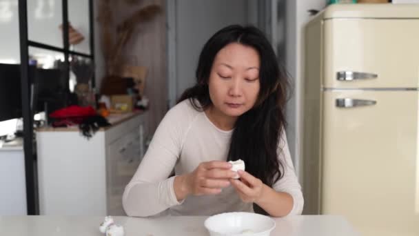 Азійка Їсть Варене Яйце Вранці Кухні — стокове відео