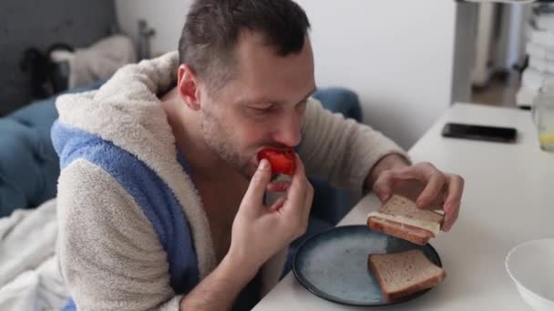 Πορτρέτο Του Ανθρώπου Που Τρώει Σάντουιτς Από Ψωμί Και Βούτυρο — Αρχείο Βίντεο
