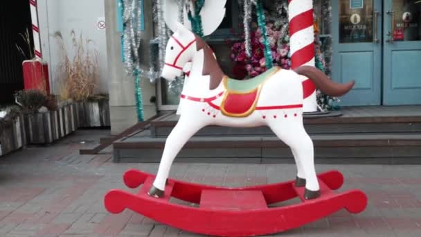 Prezenty Świąteczne Końska Zabawka Pobliżu Kawiarni Nowoczesny Wystrój Świąteczny Ulicy — Wideo stockowe