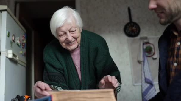 Büyükannem Torunum Birlikte Bir Fotoğraf Albümüne Bakıyorlar Büyükanne Torununa Geçmişten — Stok video