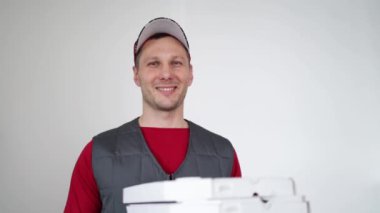 Pizza teslimatı Kurye beyaz arka planda beyaz karton pizza kutusunu geçiyor.