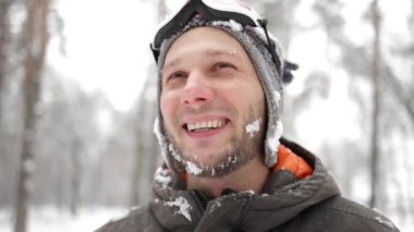 Soğuk bir günde, karlı bir ormanda derin derin nefes alan sakallı mutlu bir adam..