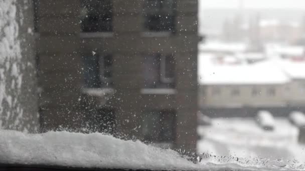 Vinterfruset Fönster Modernt Vardagsrum Med Snö — Stockvideo