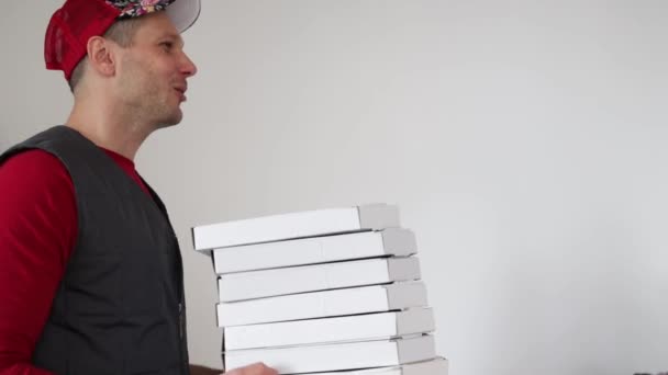 Dostawa Pizzy Kurier Przechodzi Białe Kartonowe Pudełko Pizzę Białym Tle — Wideo stockowe
