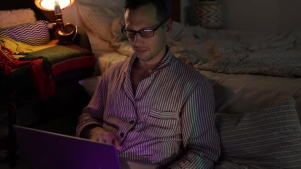 Homem Negócios Bonito Freelancer Trabalhando Com Laptop Cama Antes Dormir — Vídeo de Stock