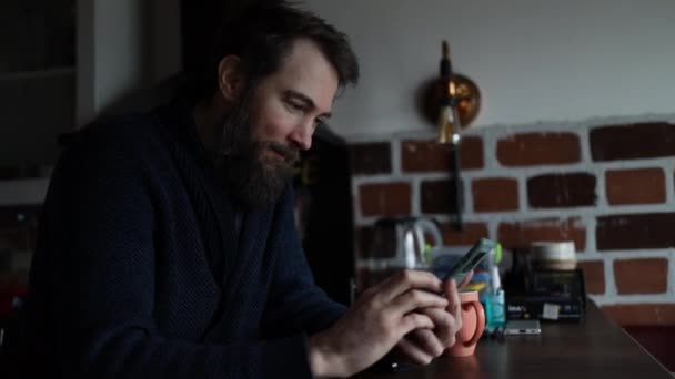 Ευτυχισμένος Άνθρωπος Πίνοντας Ένα Φλιτζάνι Καφέ Στο Σπίτι Νεαρός Άνδρας — Αρχείο Βίντεο