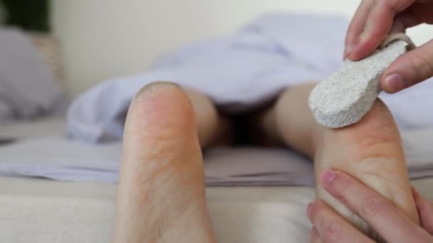 マニキュアサロンで軽石を使用してペディキュア死んだ皮膚の除去足のラスプ女性 — ストック動画