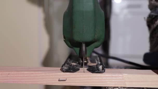 Ręce Mistrza Stolarza Elektryczną Układanką Ręku Odcinającą Kawałek Drewna Mężczyzna — Wideo stockowe