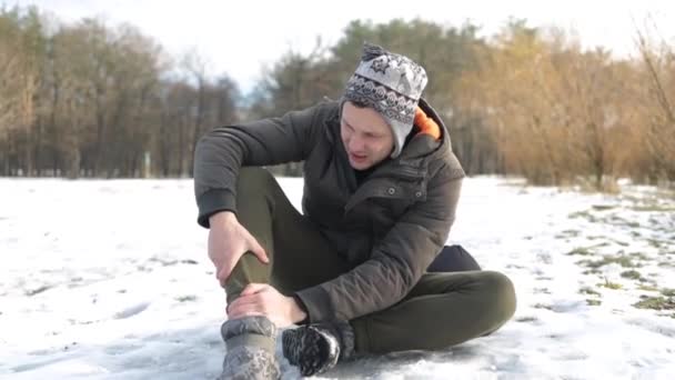 Νεαρός Σύγχρονος Άντρας Γλίστρησε Και Έπεσε Στο Χιόνι — Αρχείο Βίντεο