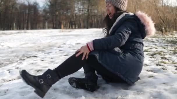 Asian Woman Slips Falls Snowy Road — Vídeo de stock