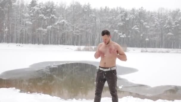 Jonge Man Staande Door Ijsgat Klaar Zwemmen Winter Water — Stockvideo