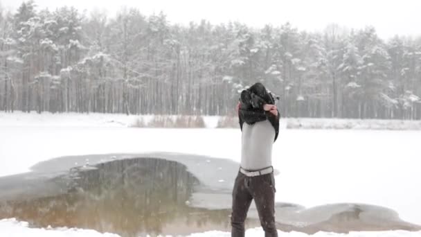 Молодой Человек Стоящий Ледяной Ямы Готовый Купаться Зимней Воде — стоковое видео