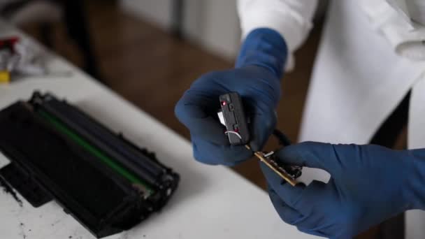 Printer Cartridge Repair Service Center Workshop Concept Man Refilling Cartridge — Vídeo de Stock