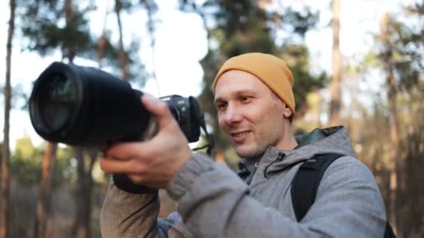 Fiatal Professzionális Fotós Fényképezés Erdőben — Stock videók
