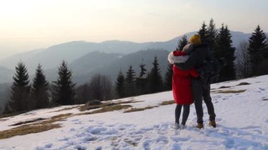 Karla kaplı kış doğasında duran genç çiftin arkası. Heyecanlı hissediyorlar..