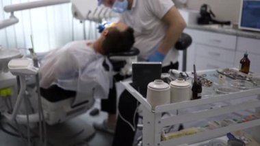 Diş ağrısı ve dişçilik konsepti. Gerçek tedavi. Rapor veriyorum. Diş hekimi, hastaya tedavi ya da diş çekilmesinden önce anestezi yapar. Dişçilikte anestezi. anestezi.