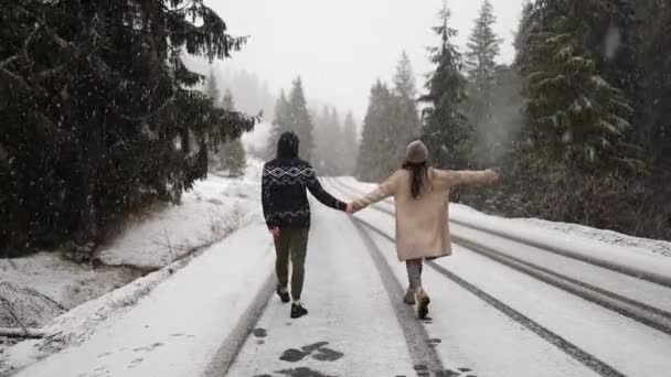 Mladý Multietnický Pár Teplých Svetrech Datuje Zimním Lese Vánoční Dovolenou — Stock video