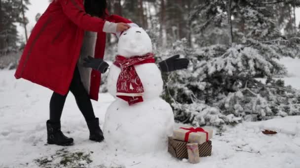Aziatisch Meisje Bouwen Sneeuwpop Snowy Park Een Vrouw Die Een — Stockvideo