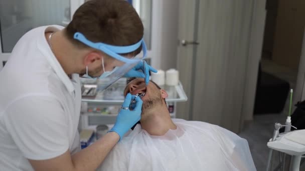 Tandsmärta Och Tandvård Koncept Verklig Behandling Rapportering Tandläkaren Injicerar Ett — Stockvideo