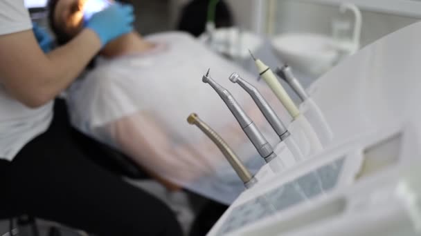 Tandpijn Tandheelkunde Concept Echte Behandeling Reportage Tandarts Injecteert Een Verdovingsmiddel — Stockvideo