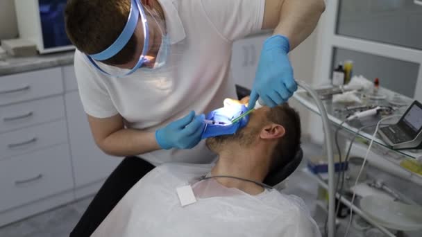 Концепція Зубного Болю Стоматології Справжнє Лікування Репортаж Стоматолог Вводить Анестетик — стокове відео