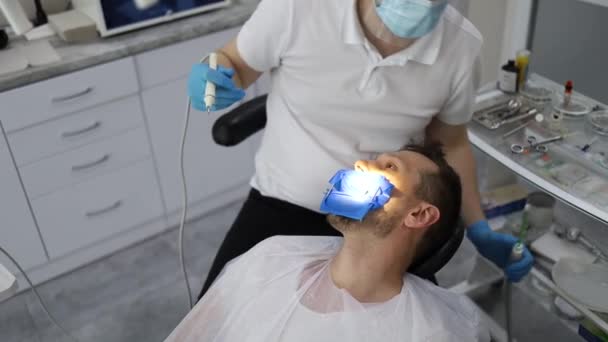 Ein Männlicher Zahnarzt Beim Bohren Eines Lochs Den Zahn Eines — Stockvideo