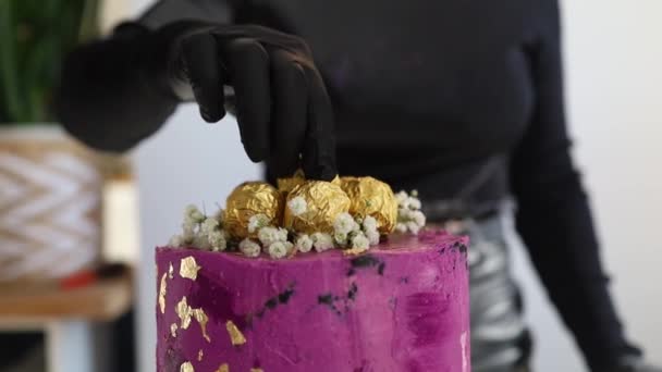Koken Decoratie Van Taart Met Gouden Pailletten Jonge Vrouw Gebak — Stockvideo