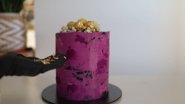 Приготування Прикраса Торта Золотими Блискітками Молода Жінка Випічка Шеф Кухаря — стокове відео