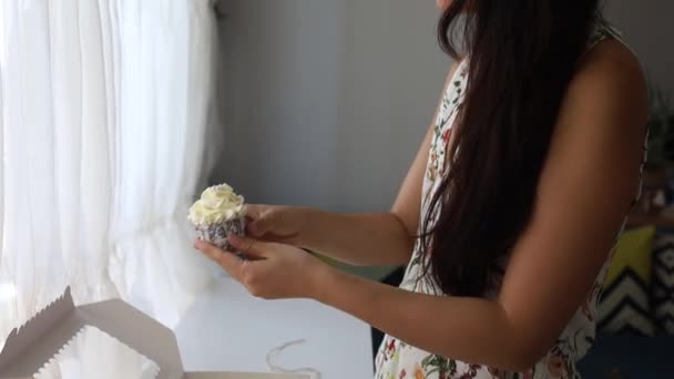 Молочний Кремовий Торт Народження Солодкої Пекарні Юмі Десерт Подарунковій Коробці — стокове відео