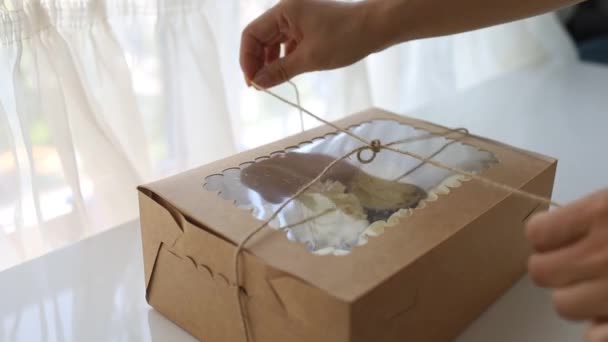 ミルキークリームカップケーキ 誕生日甘いパン屋 プレゼント箱の中のおいしいデザート — ストック動画