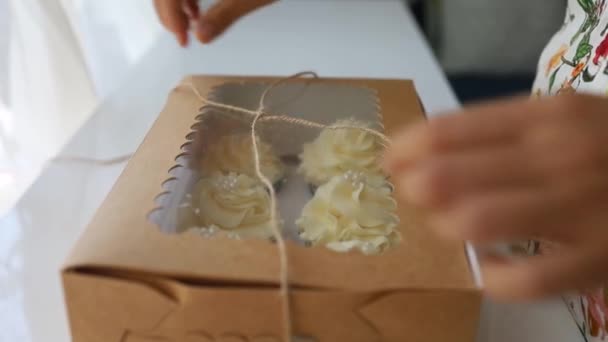 Молочний Кремовий Торт Народження Солодкої Пекарні Юмі Десерт Подарунковій Коробці — стокове відео